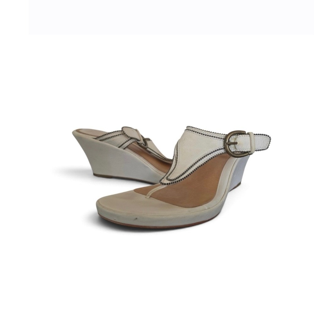 FRYE Brooke Cream Metal decor Boho Cottage Leather Thong Wedges Sandals sz 9.5 M